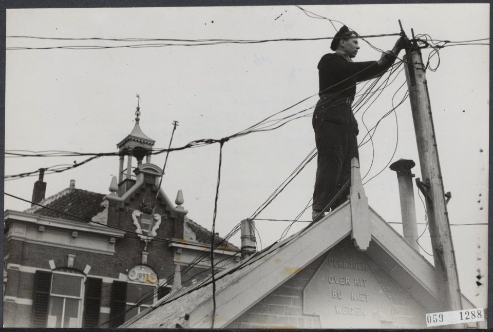 Watersnood 1953. De stroomvoorziening in het rampgebied is op vele plaatsen nog , Bestanddeelnr 059-1288