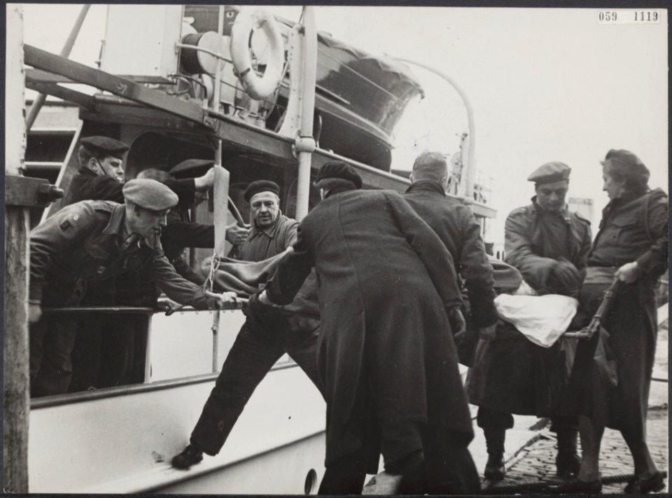 Watersnood 1953. Het koninklijk jacht Piet Hein als hospitaalschip geïnstallee, Bestanddeelnr 059-1119