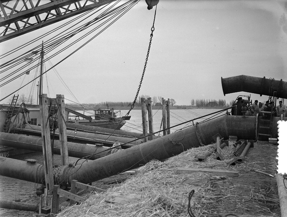 Watersnood 1953. 's-Gravendeel in de Hoekse Waard wordt droog gezogen door het d, Bestanddeelnr 905-5677