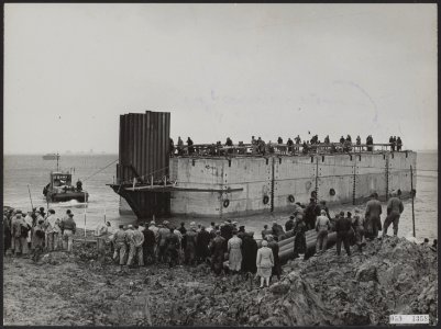 Watersnood 1953. Laatste gat bij de Schelphoek, de Klompen-Geul wordt met een , Bestanddeelnr 059-1358