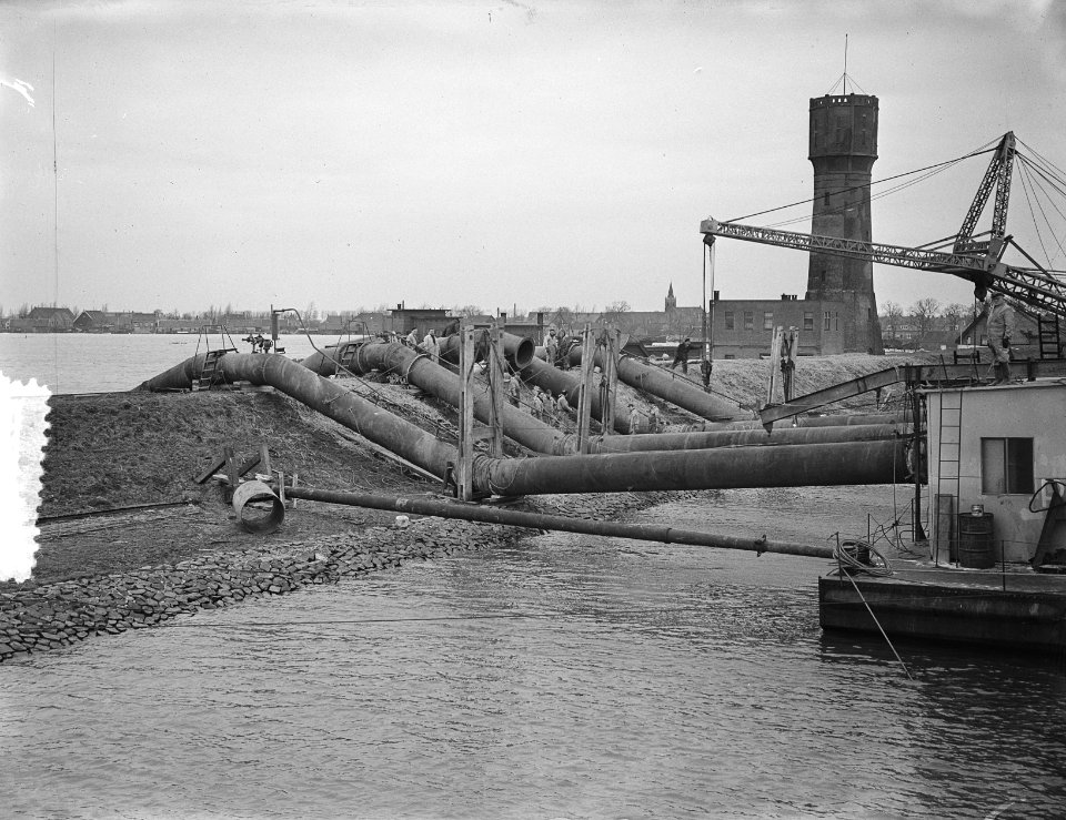 Watersnood 1953. 's-Gravendeel in de Hoeksche Waard wordt droog gezogen door het, Bestanddeelnr 905-5678