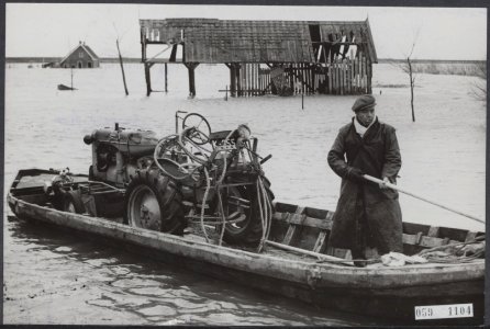 Watersnood 1953. Per boot worden op Schouwen landbouwtractoren uit het water geh, Bestanddeelnr 059-1104