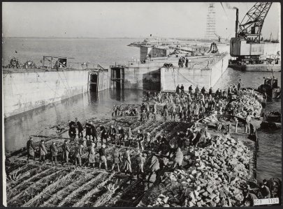 Watersnood 1953. De dijk bij Ouwerkerk op Duiveland is nog lang niet geheel klaa, Bestanddeelnr 059-1128