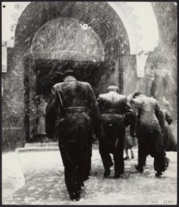 Watersnood 1953. Herdenkingszondag. Met gebogen hoofden door opnieuw storm en re, Bestanddeelnr 059-1180