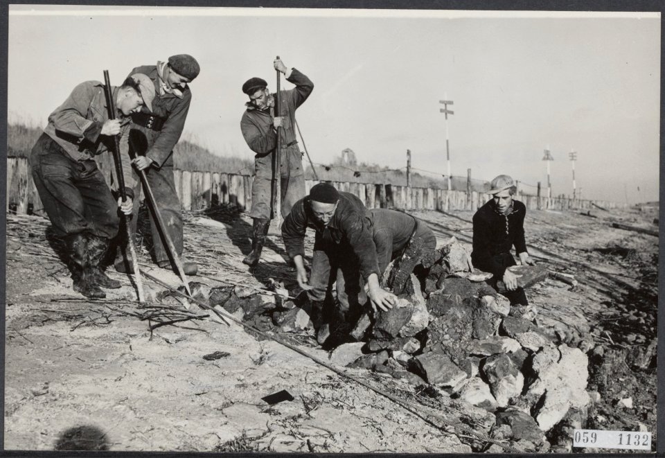Watersnood 1953 De dijk bij Ouwerkerk op Duiveland is nog lang niet geheel klaar, Bestanddeelnr 059-1132