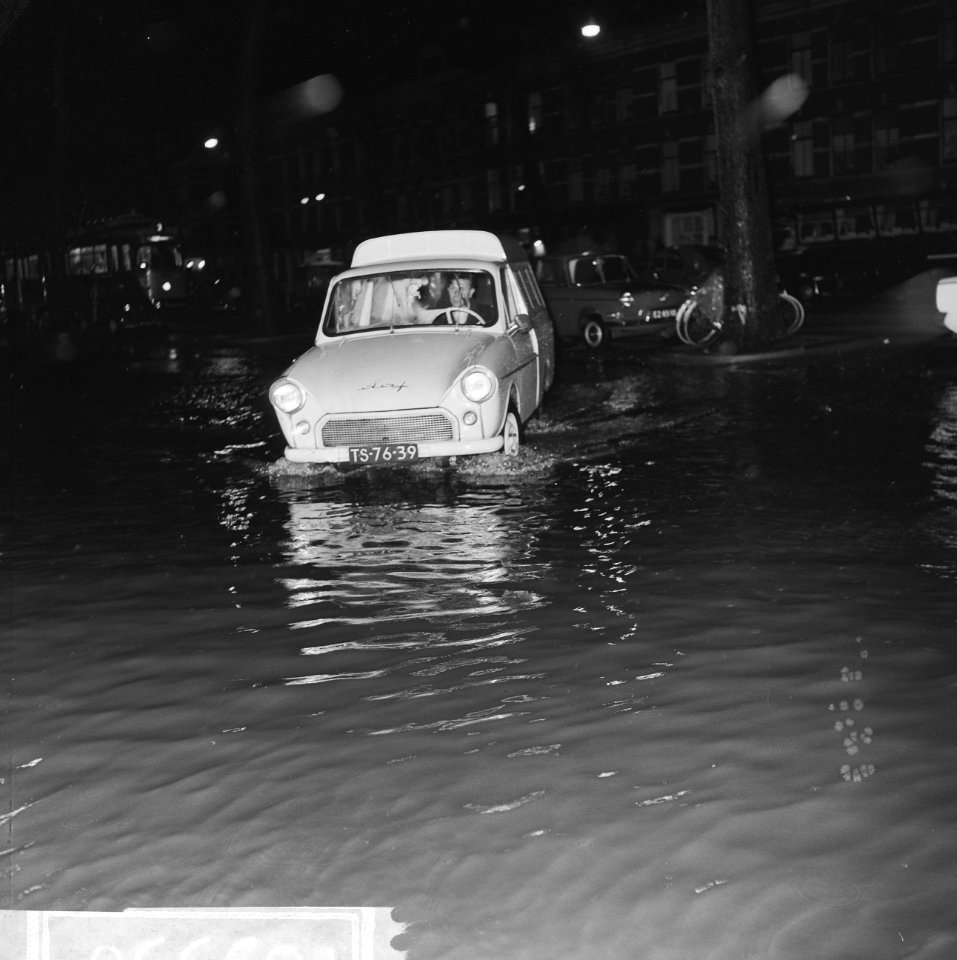 Wateroverlast te Rotterdam een Dafje bij het rijden door een straat die blank s, Bestanddeelnr 918-5336