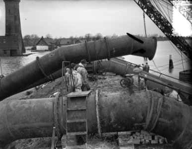 Watersnood 1953. 's-Gravendeel in de Hoekse Waard wordt droog gezogen door het d, Bestanddeelnr 905-5679