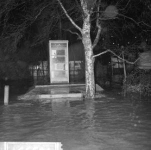 Wateroverlast te Rotterdam een telefooncel geheel omringd door water, Bestanddeelnr 918-5337