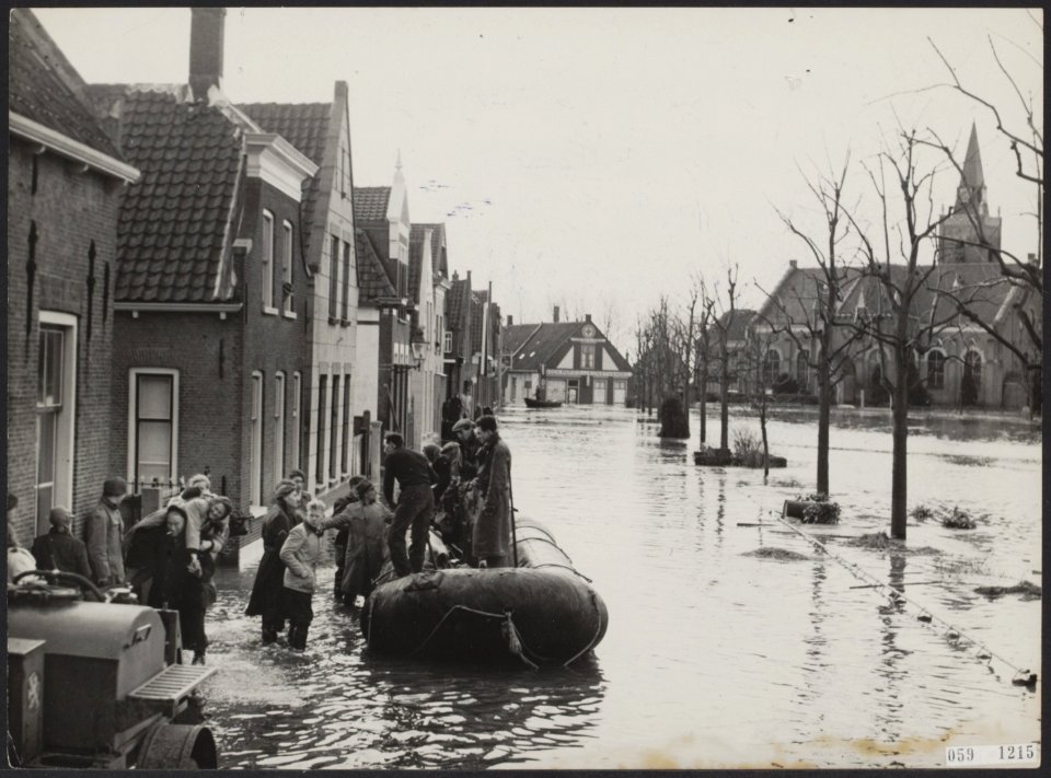 Watersnood 1953. Evacuatie in 's-Gravendeel door middel van rubberboten, Bestanddeelnr 059-1215