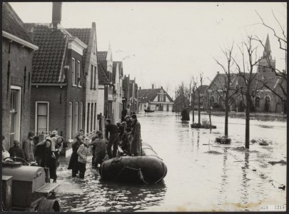 Watersnood 1953. Evacuatie in 's-Gravendeel door middel van rubberboten, Bestanddeelnr 059-1215