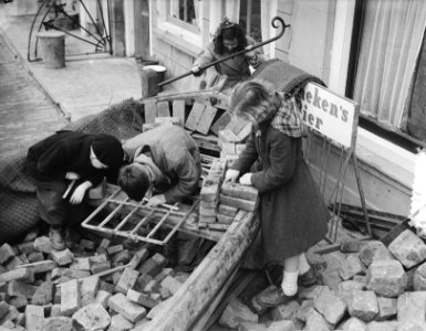 Watersnood 1953. Zierikzee. Kinderen met stenen, Bestanddeelnr 905-5706