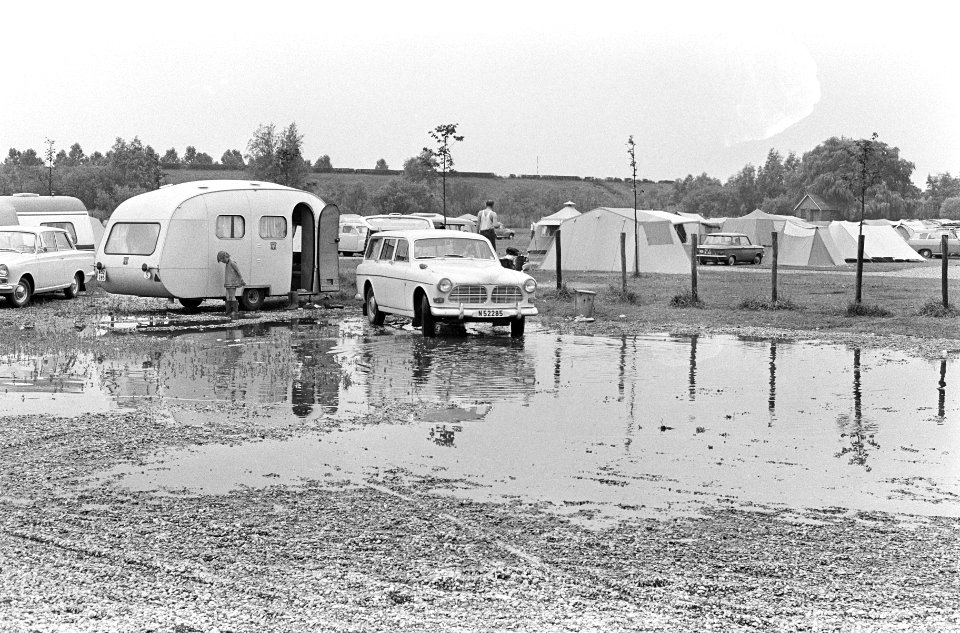 Wateroverlast op campings, de camping op Amsterdamse IJsclubterrein, Bestanddeelnr 919-3755