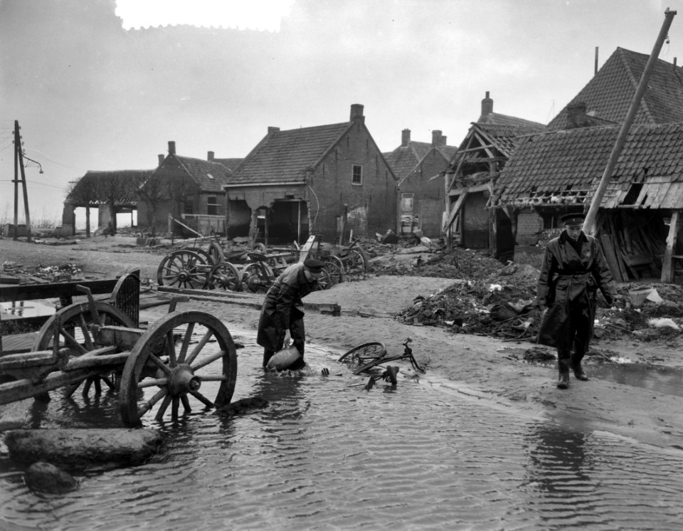 Watersnood 1953. Ouwerkerk, politie op droge plaatsen, Bestanddeelnr 906-1519