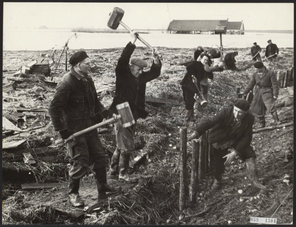 Watersnood 1953. Versterken tot zeewering van de Koksedijk in de buurt van Oostd, Bestanddeelnr 059-1304