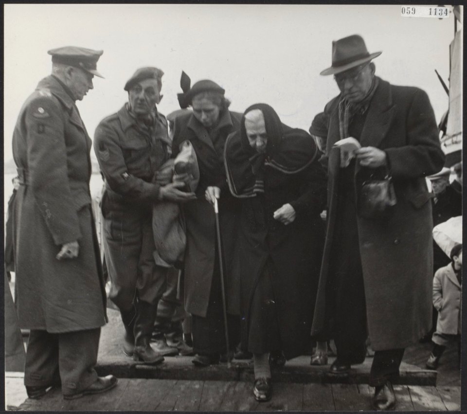 Watersnood 1953 De evacuatie van ouden van dagen uit Zierikzee Aankomst te Dor, Bestanddeelnr 059-1134