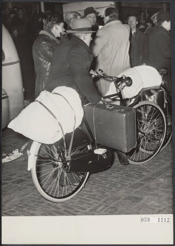 Watersnood 1953. Evacuatie van Zierikzee. Gepakt en bezakt kwamen een paar honde, Bestanddeelnr 059-1112