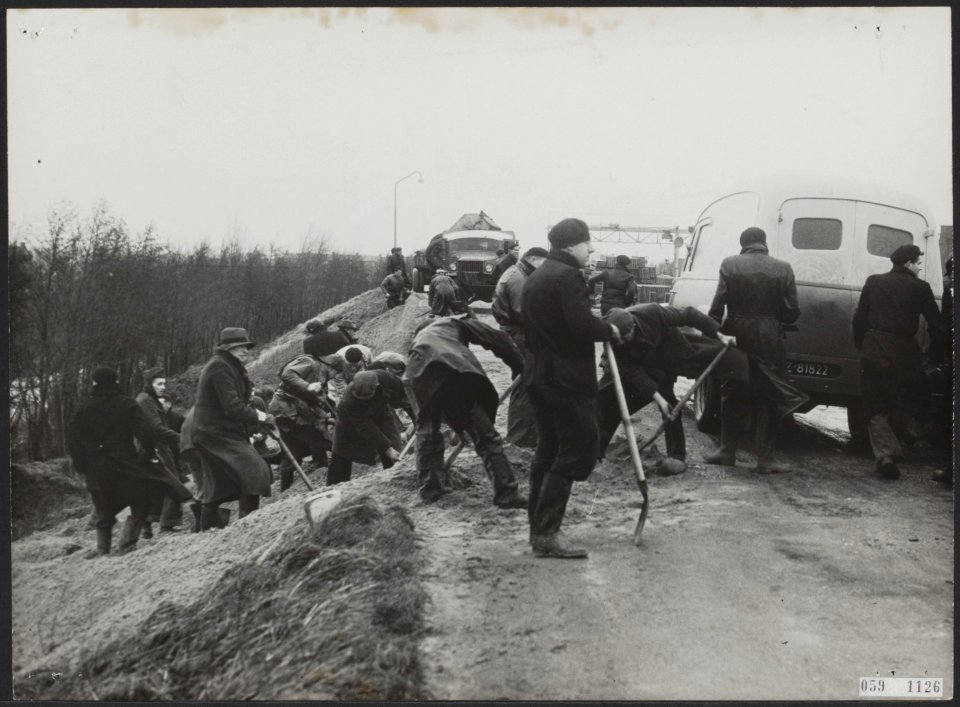 Watersnood 1953 Dijken versterken en gaten dichten bij Krimpen aan de IJssel, Bestanddeelnr 059-1126