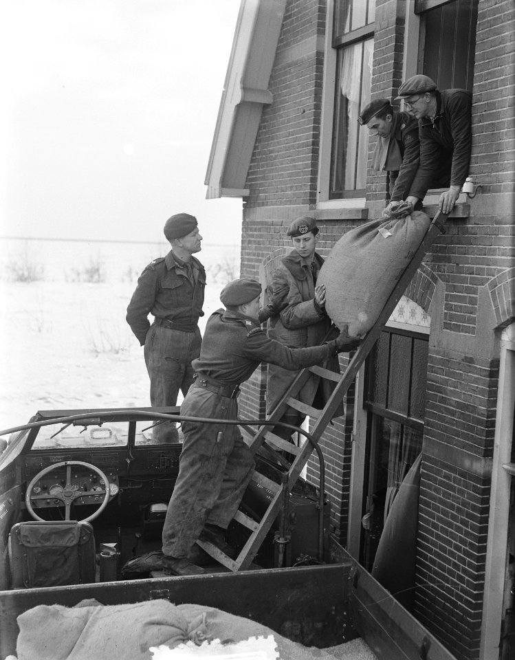 Watersnood 1953. Zierikzee. Militairen helpen bij evacuatie, Bestanddeelnr 905-5709