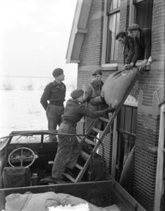 Watersnood 1953. Zierikzee. Militairen helpen bij evacuatie, Bestanddeelnr 905-5709