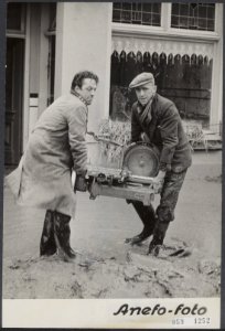 Watersnood 1953 Teruggekeerde winkeliers op Tholen krijgen nu gelegenheid om h, Bestanddeelnr 059-1252