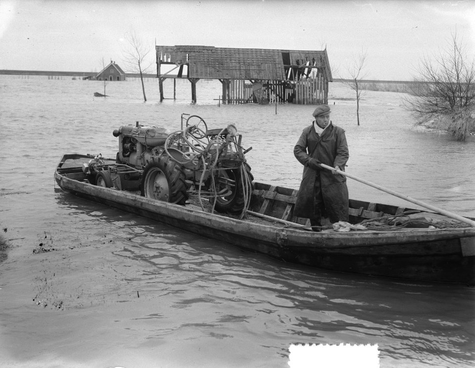 Watersnood 1953. Zierikzee. Tractor vervoerd per schuit, Bestanddeelnr 905-5701