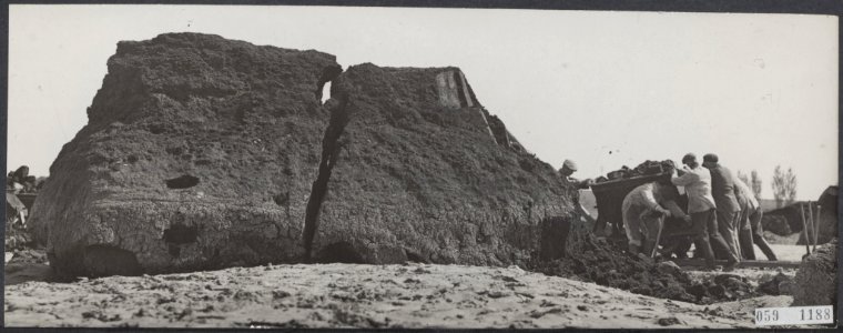 Watersnood 1953. Vulkaanlandschap in de weilanden van Willemstad (Noord-Brabant), Bestanddeelnr 059-1188