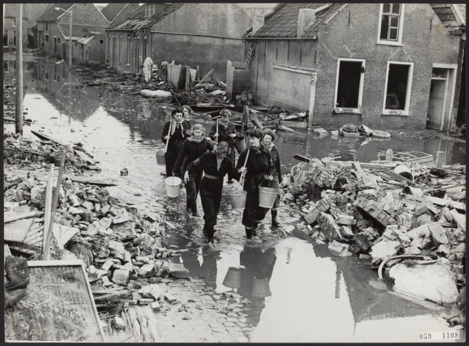 Watersnood 1953. De eerste groep stadsmeisjes, die gaan helpen in de noodgebiede, Bestanddeelnr 059-1108
