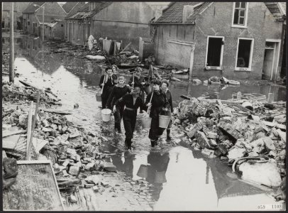 Watersnood 1953. De eerste groep stadsmeisjes, die gaan helpen in de noodgebiede, Bestanddeelnr 059-1108