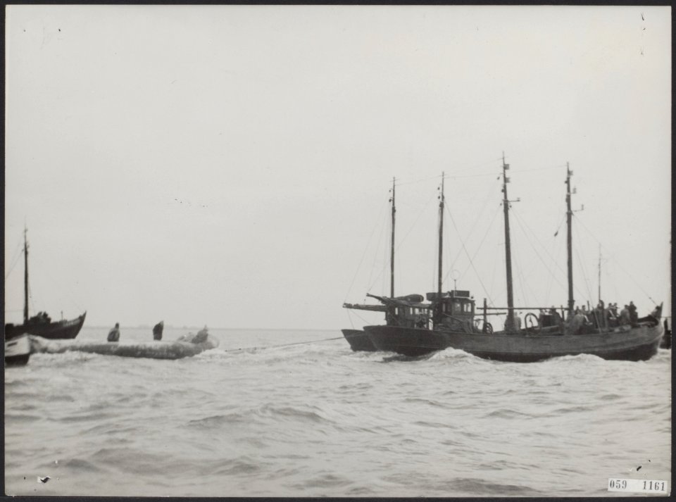Watersnood 1953. De botters uit Noord-Holland zijn in de Zeeuwse wateren gearri…, Bestanddeelnr 059-1161