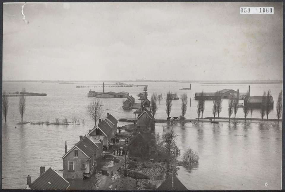 Watersnood 1953. Overzicht van het geheel onder water staande 's-Gravendeel in d, Bestanddeelnr 059-1069