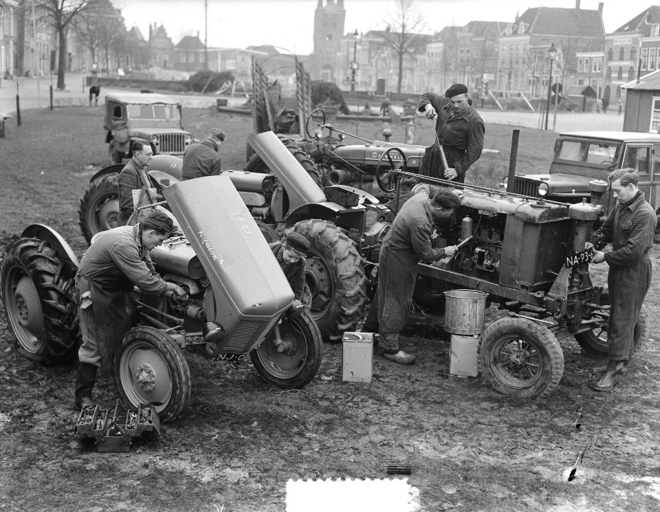Watersnood 1953. Zierikzee. Tractoren worden gerepareerd, Bestanddeelnr 905-5700
