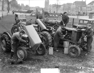 Watersnood 1953. Zierikzee. Tractoren worden gerepareerd, Bestanddeelnr 905-5700