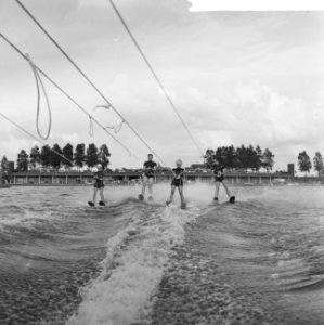 Waterskikampioenschappen op de Bosbaan, de kampioenen v.l.n.r. Edu Braskamp , Co, Bestanddeelnr 918-0288