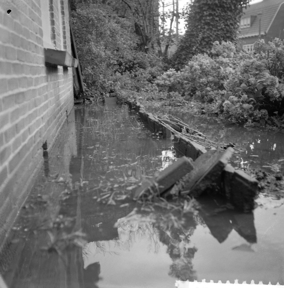 Wateroverlast in Tuindorp Oostzaan, Kometensingel, ondergelopen tuin van T Scha, Bestanddeelnr 911-6670
