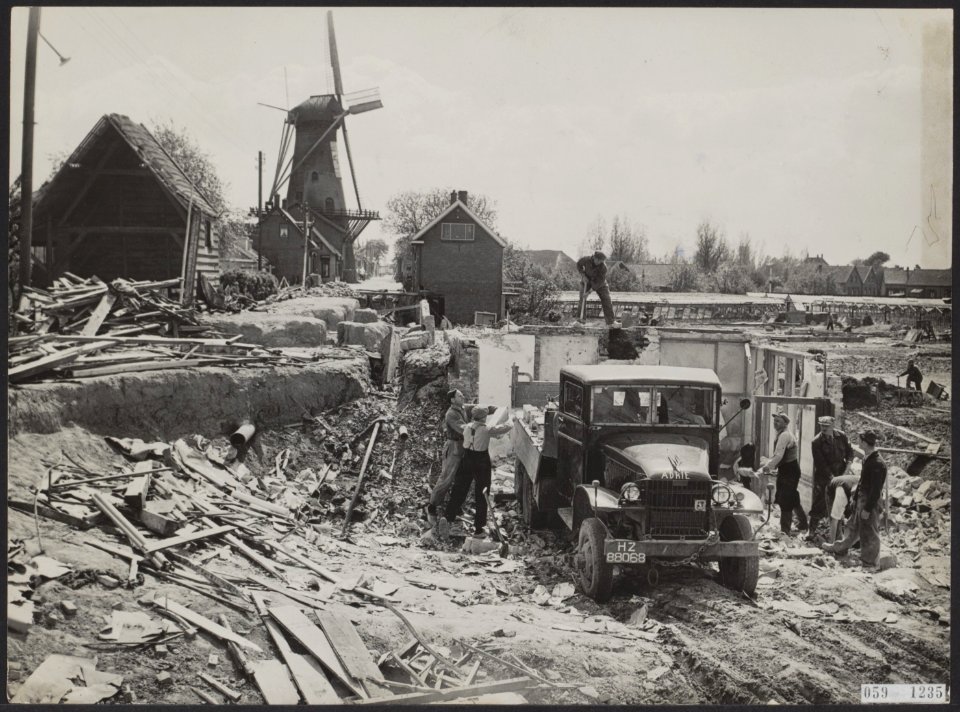 Watersnood 1953 Opbouw in het rampgebied. Op de Molendijk in 's-Gravendeel wor, Bestanddeelnr 059-1235