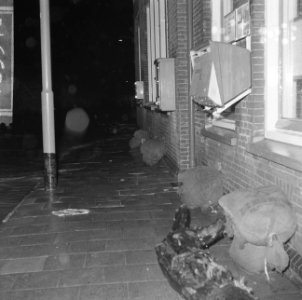 Wateroverlast te Rotterdam zandzakken tegen de gevel, Bestanddeelnr 918-5340