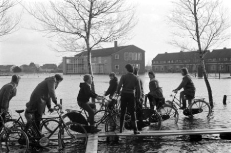 Wateroverlast in Nijkerk, de jeugd kan school alleen bekijken, Bestanddeelnr 911-8465