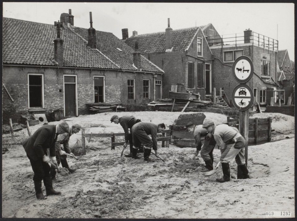 Watersnood 1953. Op de droog gekomen delen van Ouwerkerk op Schouwen-Duiveland z, Bestanddeelnr 059-1297
