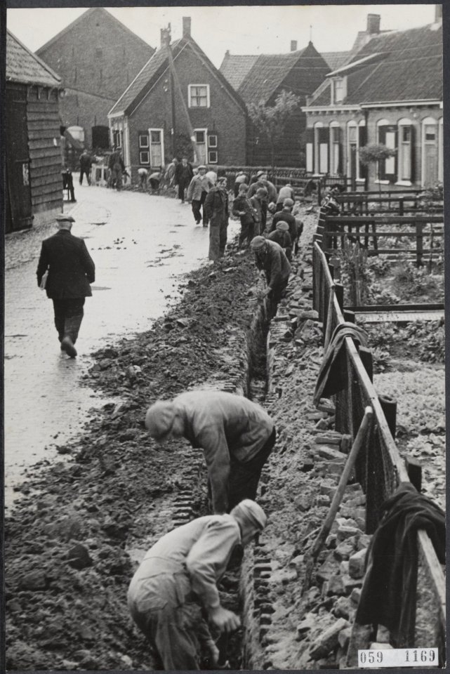 Watersnood 1953. Herstelwerkzaamheden op het eiland Tholen. In het plaatsje St. , Bestanddeelnr 059-1169