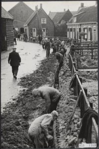 Watersnood 1953. Herstelwerkzaamheden op het eiland Tholen. In het plaatsje St. , Bestanddeelnr 059-1169