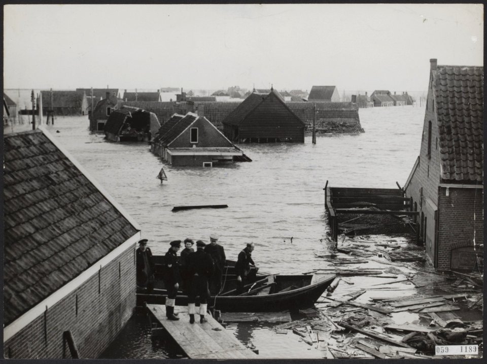 Watersnood 1953. In Nieuwerkerk op Duiveland staat het water nog tot aan de dake, Bestanddeelnr 059-1189