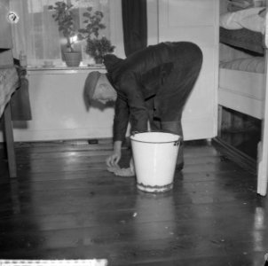 Wateroverlast in Tuindorp Oostzaan, Kometensingel, de hee T Schaft dweilt water, Bestanddeelnr 911-6672