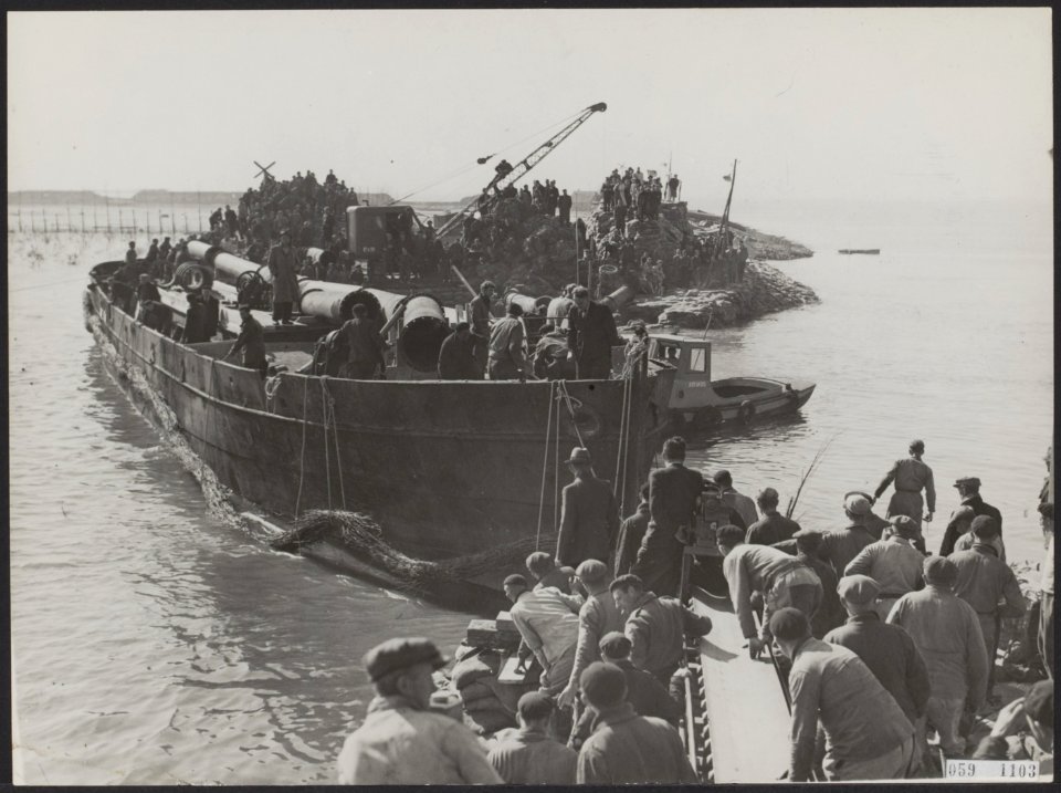 Watersnood 1953. Sluiting van het grote dijkgat bij Rilland-Bath door het invare, Bestanddeelnr 059-1103
