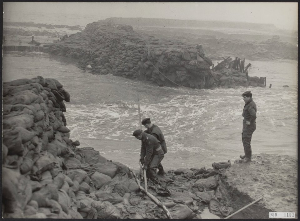 Watersnood 1953. Ht gad in de Vierde weg bij Rilland Bath. Een reeds gelegde t, Bestanddeelnr 059-1191