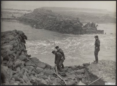 Watersnood 1953. Ht gad in de Vierde weg bij Rilland Bath. Een reeds gelegde t, Bestanddeelnr 059-1191