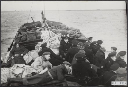 Watersnood 1953. Per schip worden in Zierikzee kleren, dekens en voedsel aangevo, Bestanddeelnr 059-1116