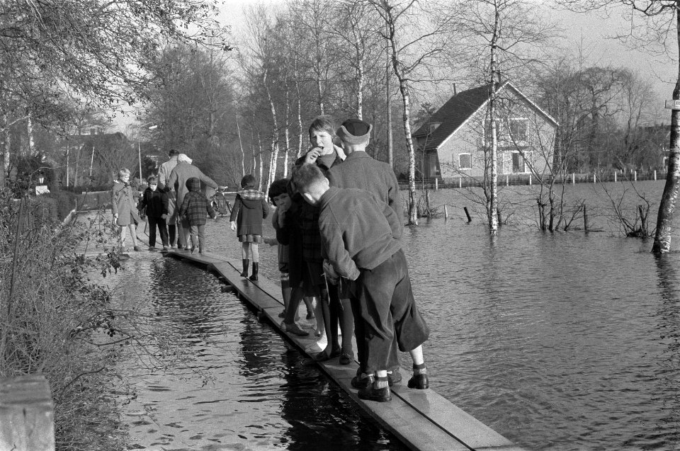 Wateroverlast in Nijkerk, gemeente heeft loopplanken aangebracht, Bestanddeelnr 911-8464