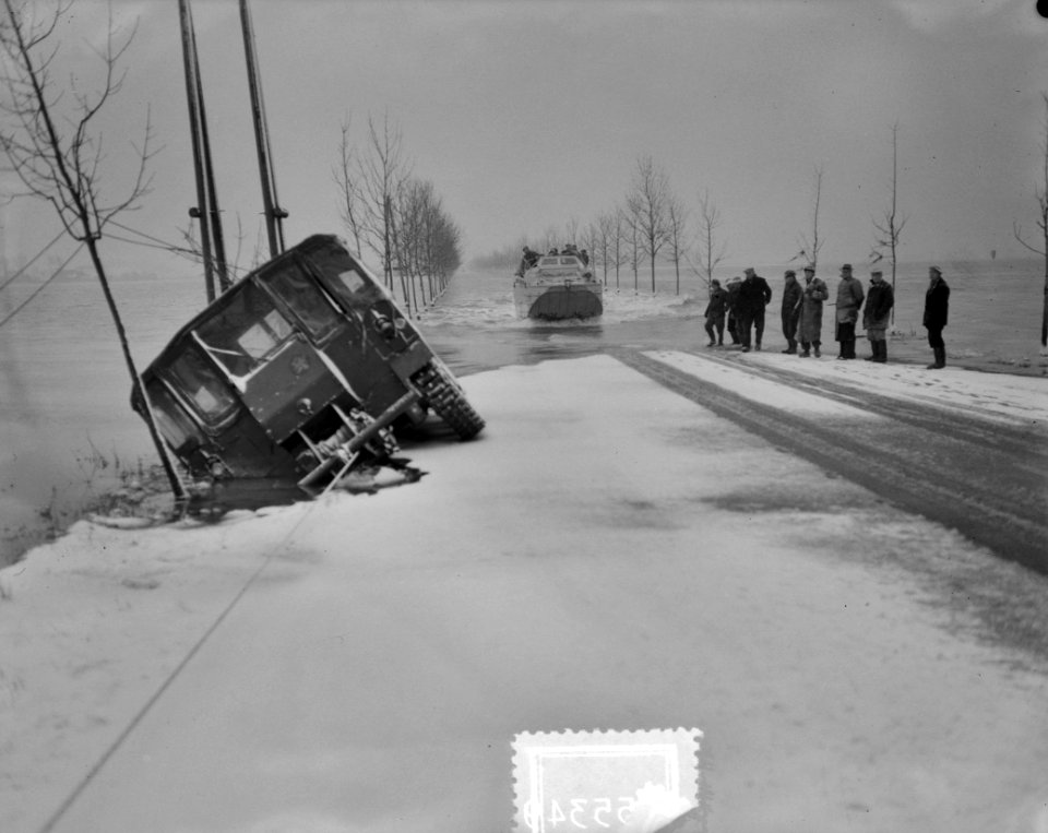 Watersnood 1953. In de noodgebieden bij Halsteren en Tholen. Tussen Halsteren en, Bestanddeelnr 905-5349