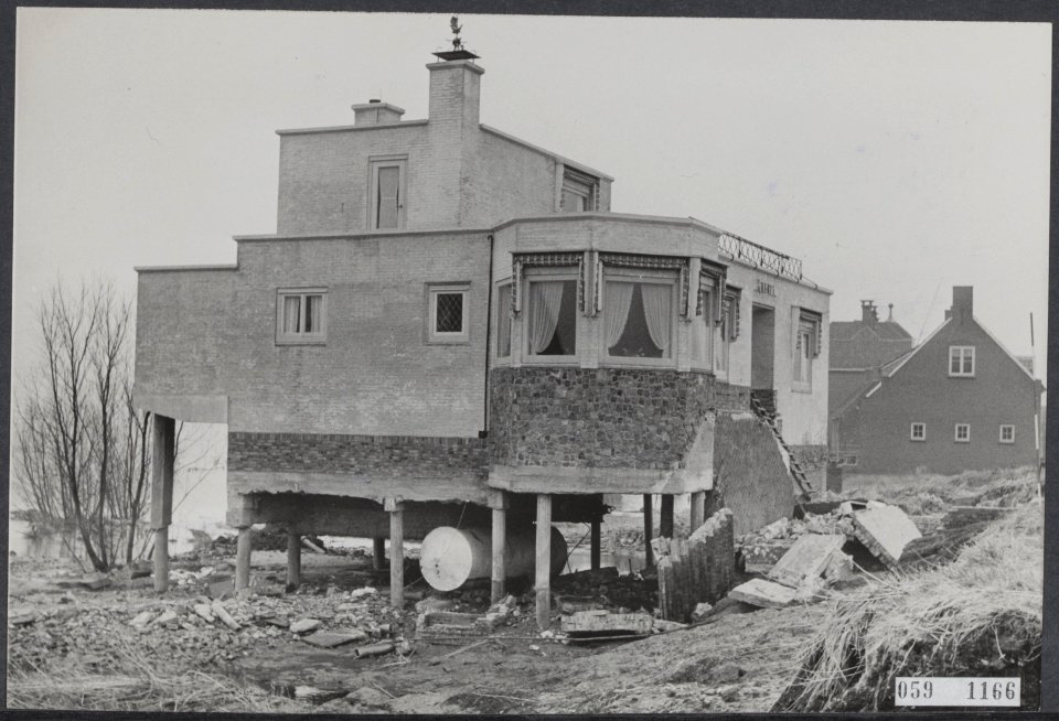 Watersnood 1953. In het dorp Moerdijk is een woning, waar het water is gezakt, e, Bestanddeelnr 059-1166