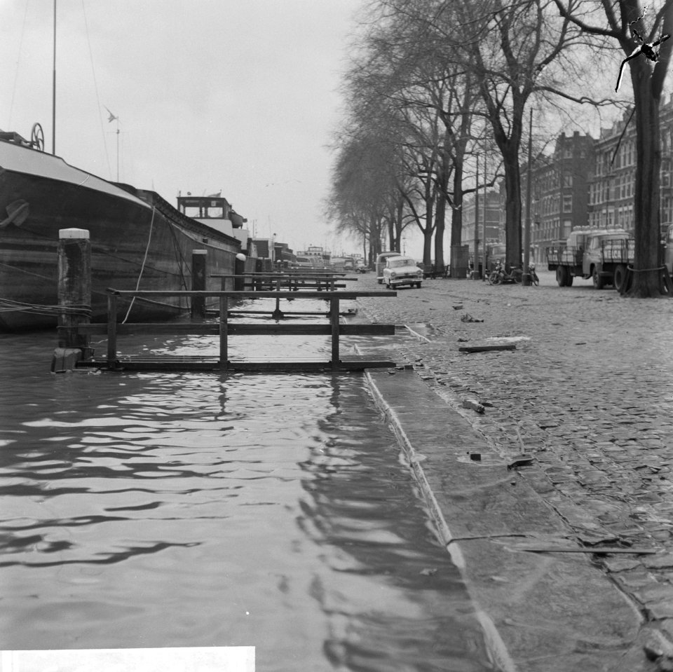 Wateroverlast te Rotterdam binnenschip aangemeerd aan een kade waarbij het wate, Bestanddeelnr 918-5339